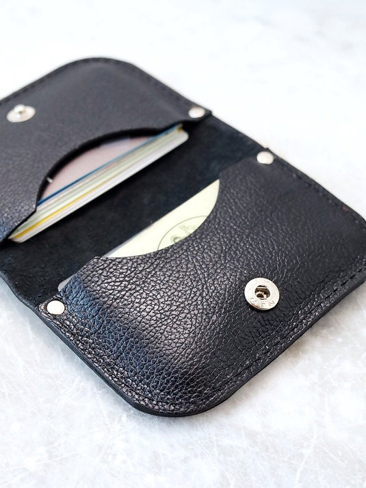 Portefeuille SUNDAY TOKS VISOKS en cuir noir texturé, vue fermée à plat