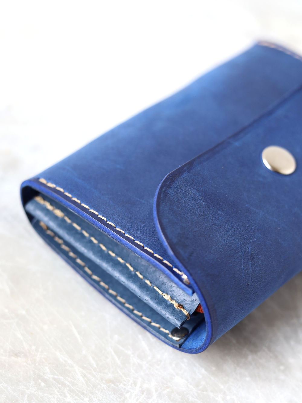 Portefeuille FRIDAY TOKS VISOKS en cuir bleu, deuxième détail courroie
