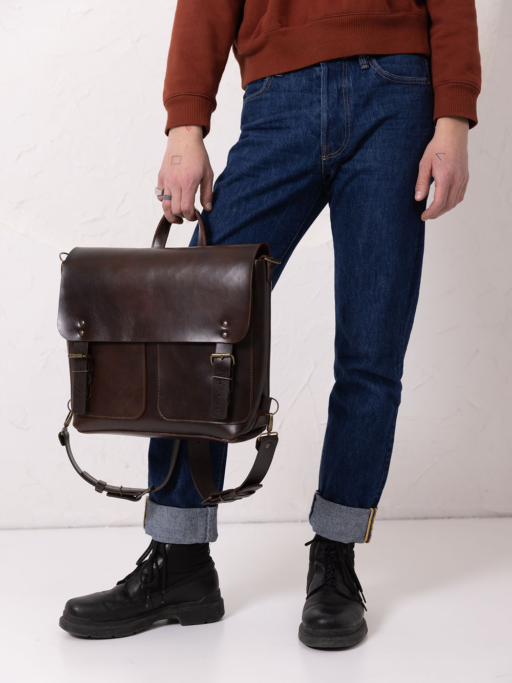 Sac à dos cartable en cuir chocolat foncé, vue de dos avec bretelles