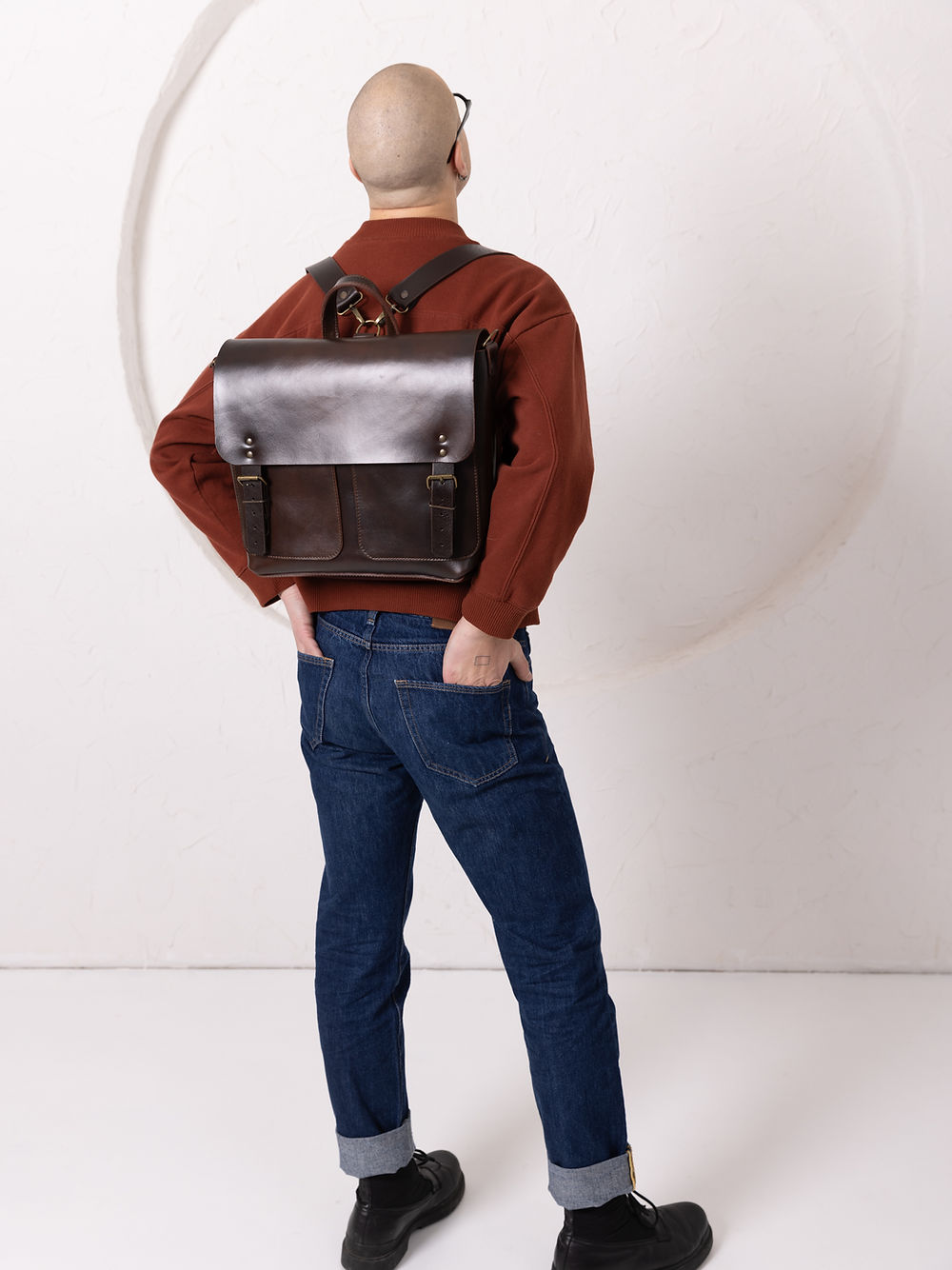 Sac à dos cartable en cuir chocolat foncé porté en backpack, photo lifestyle