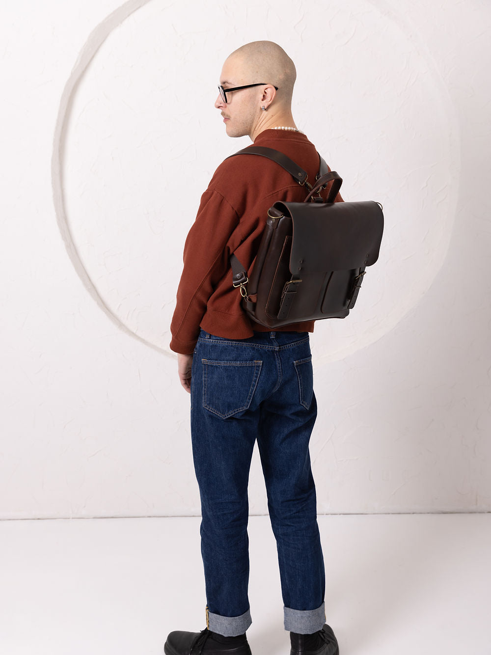 Sac à dos cartable en cuir chocolat foncé porté en bandoulière