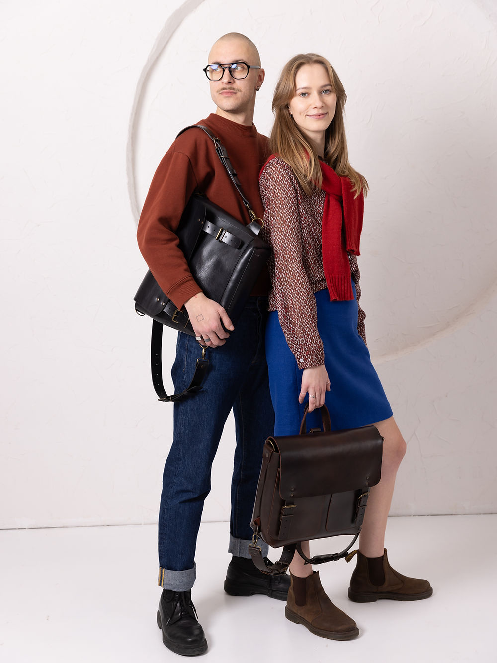 Sac à dos cartable en cuir chocolat foncé porté, vue arrière