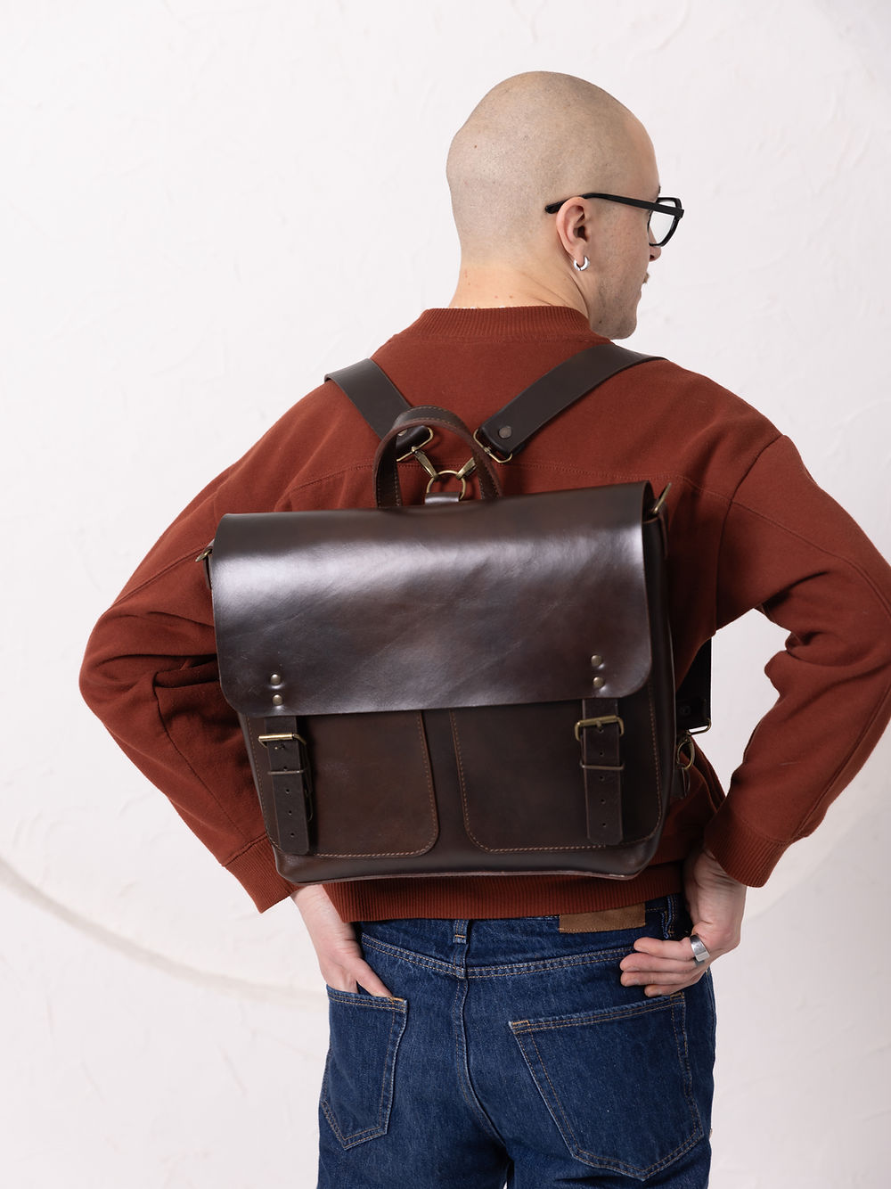 Sac trapèze en cuir chocolat foncé porté en lifestyle