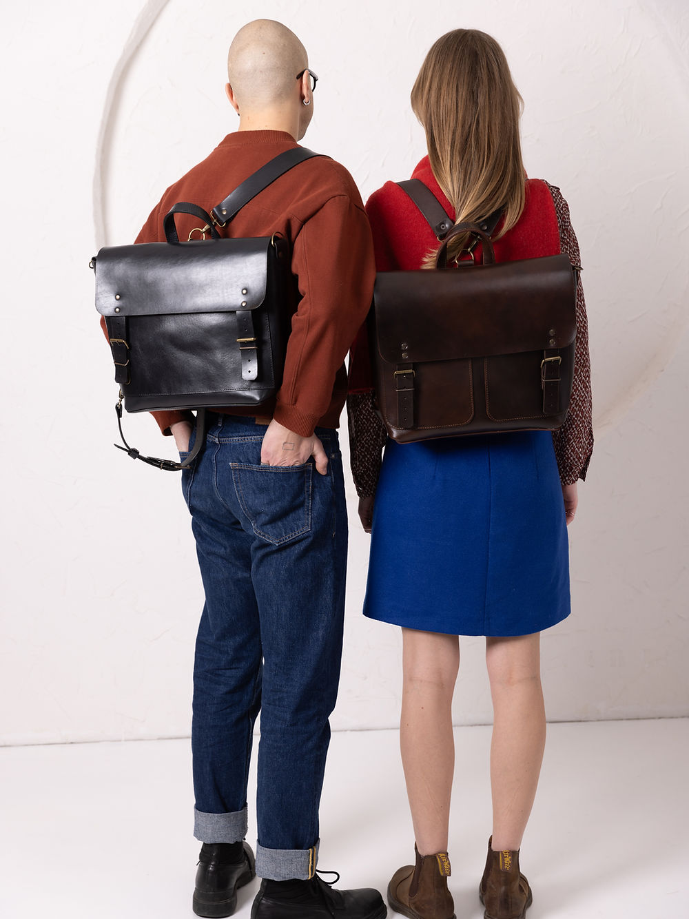 Sac à dos cartable en cuir chocolat foncé porté à deux, photo lifestyle
