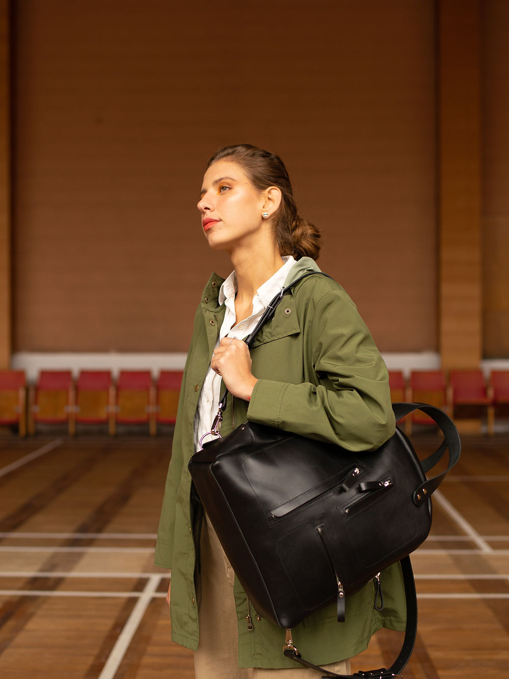 Sac à dos en cuir noir, détail de la sangle et de la poche
