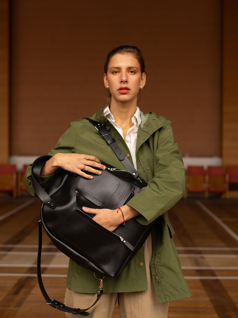 Sac à dos en cuir noir, vue latérale avec ajustement des sangles