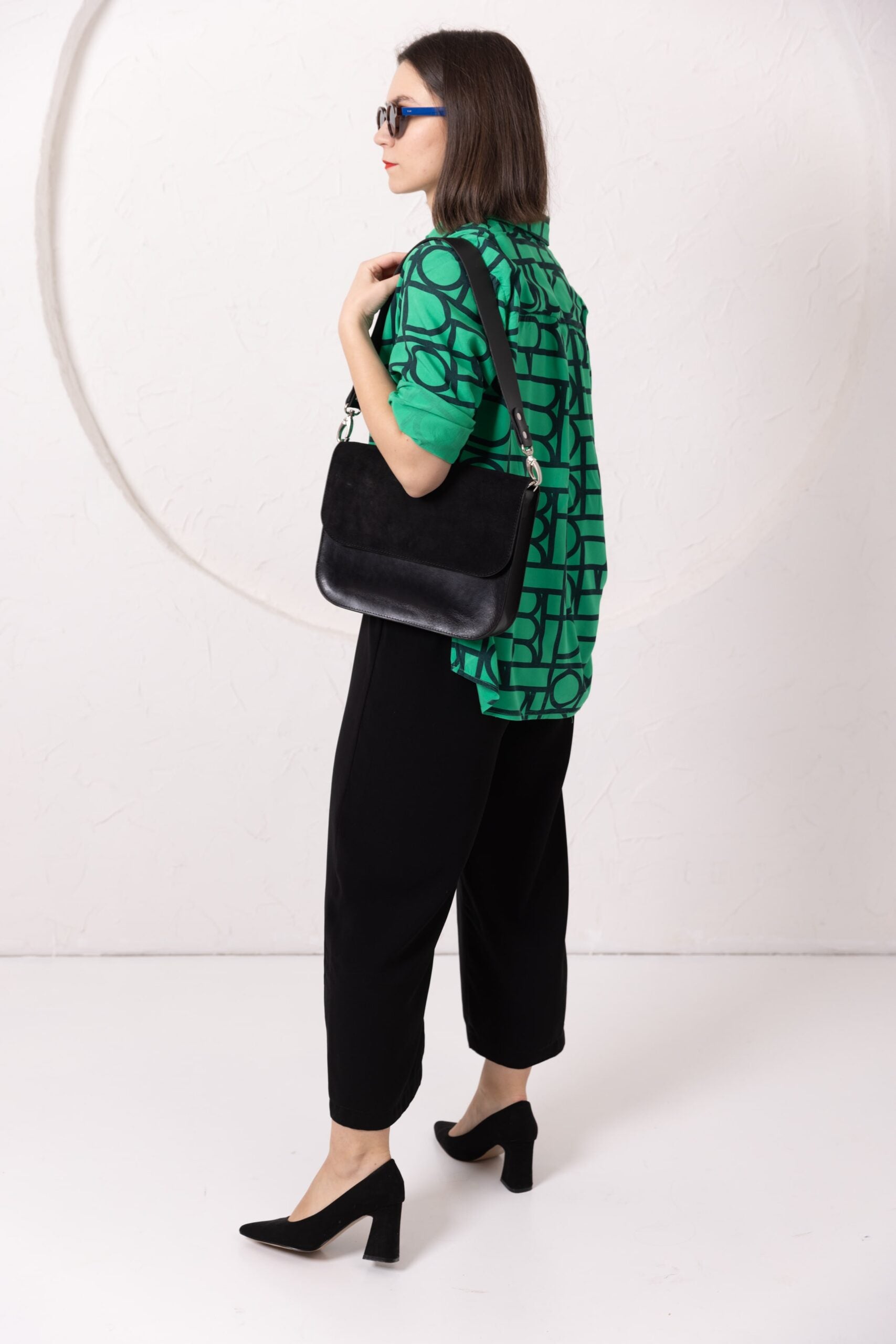 Sac à main ASTORIA TOKS VISOKS en cuir et daim noir, vue trois quarts