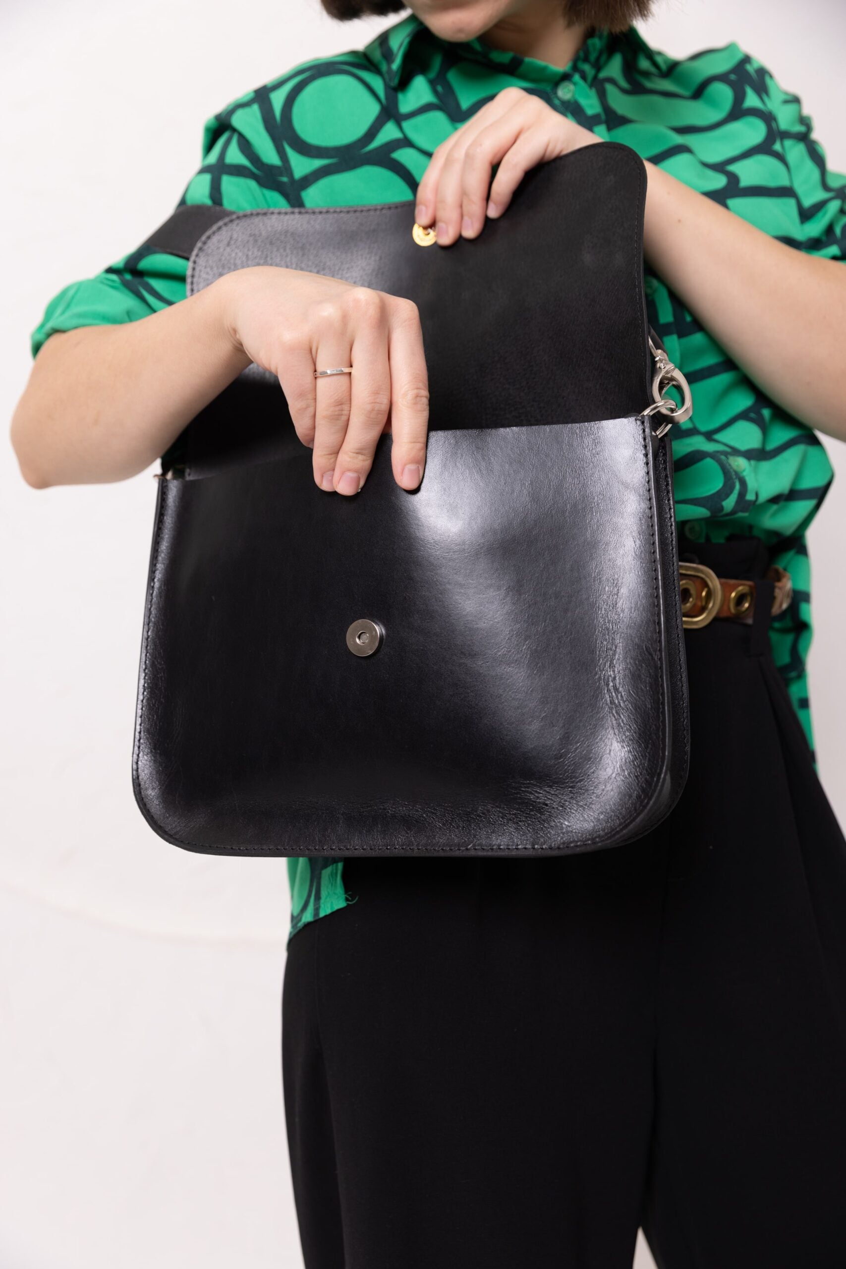 Sac à main ASTORIA TOKS VISOKS en cuir et daim noir, vue lifestyle