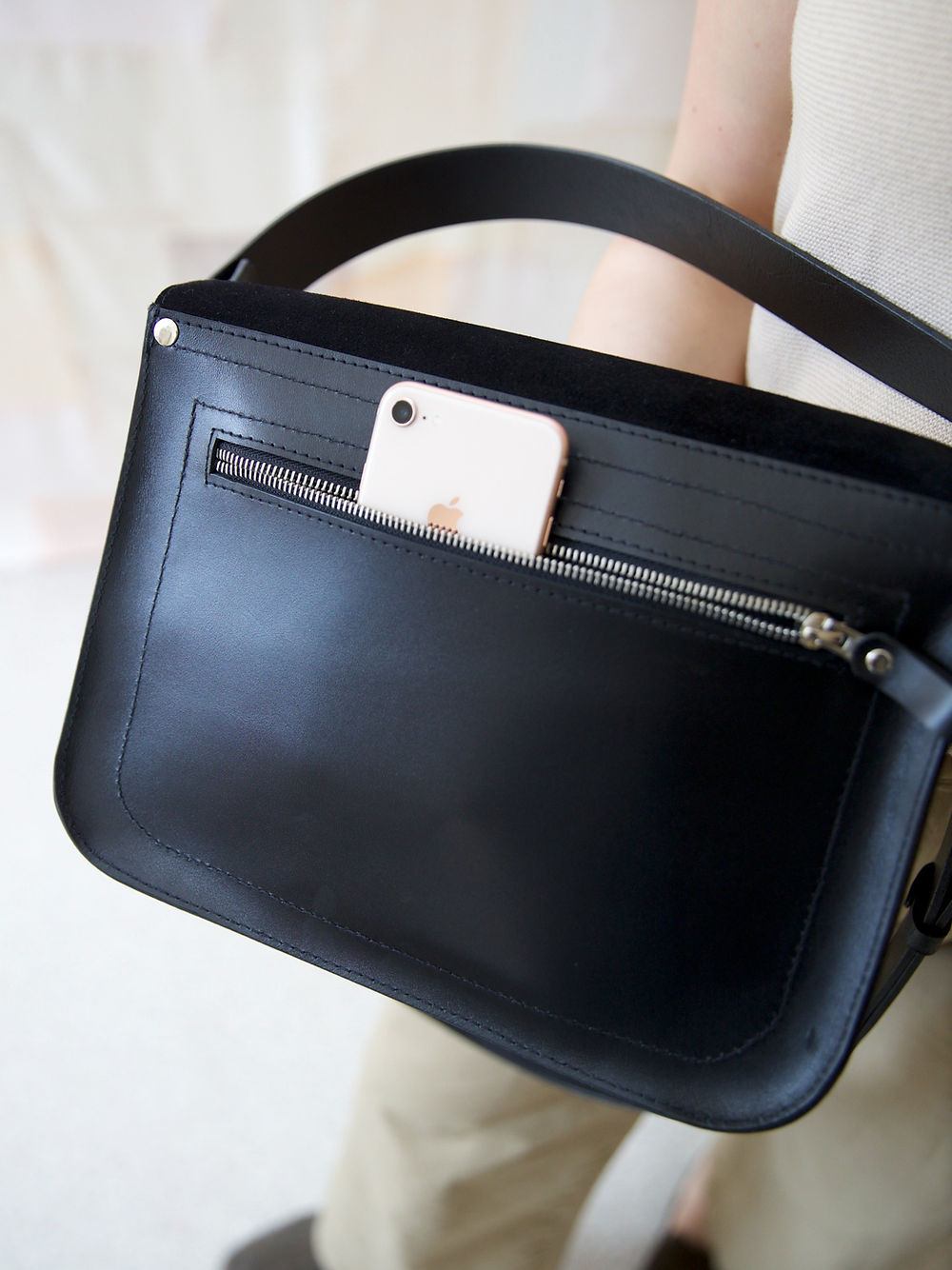 Sac à main ASTORIA TOKS VISOKS en cuir et daim noir, vue finale carrée