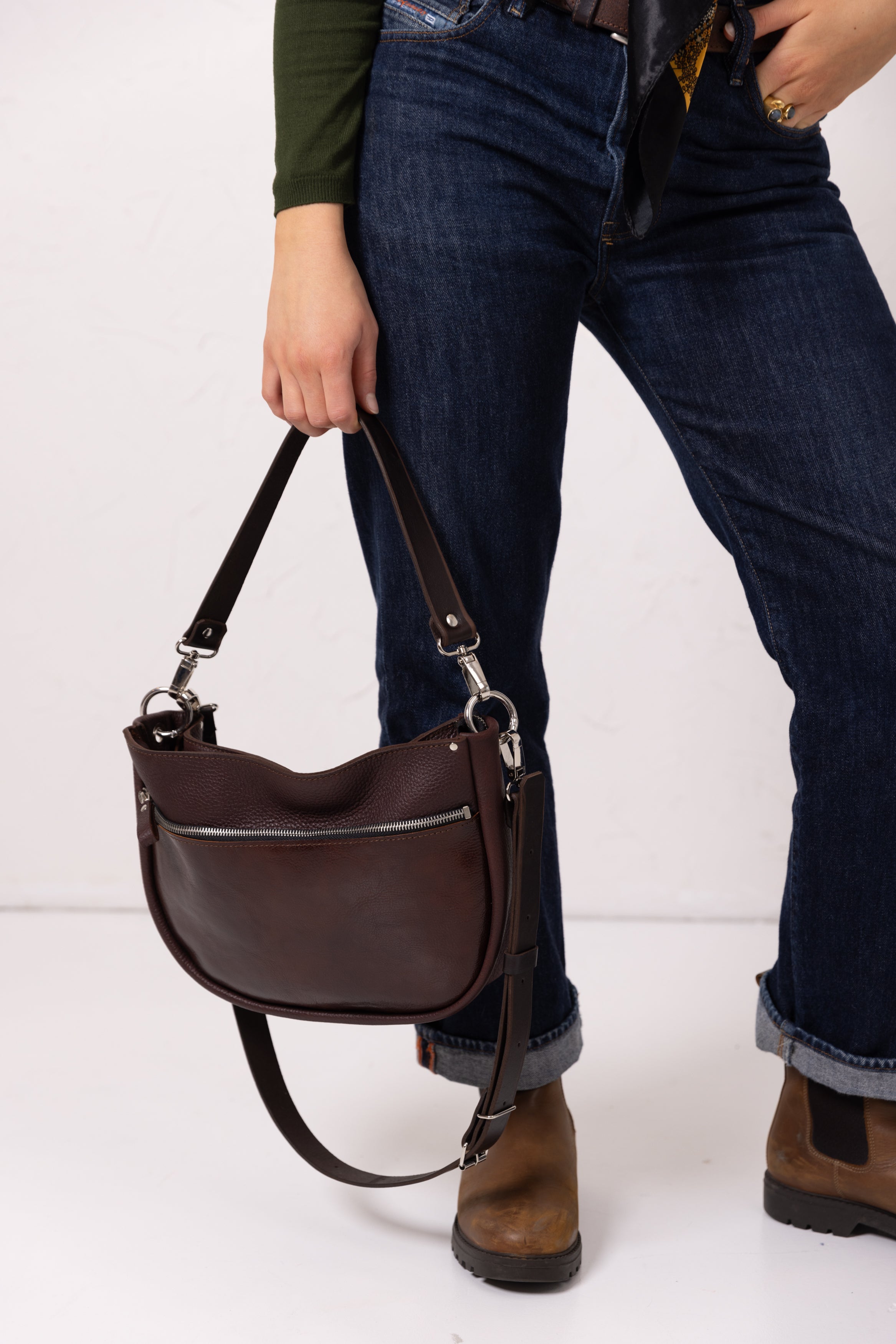 Sac à main STELLA TOKS VISOKS en cuir cognac, détail de la fermeture magnétique et anse ajustable