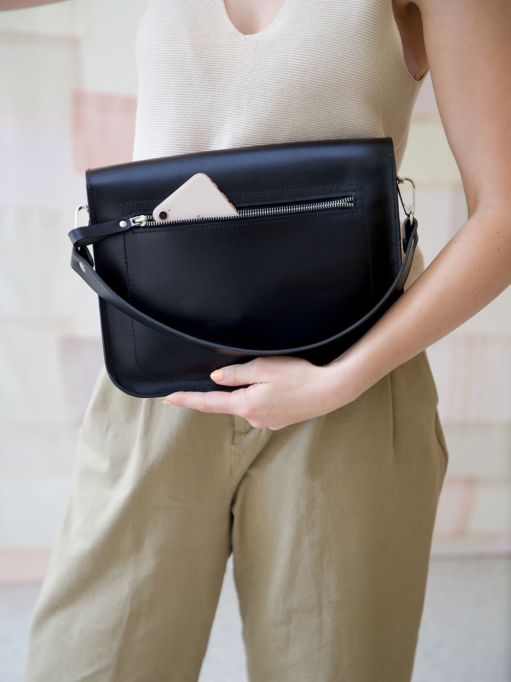 Sac à main ASTORIA TOKS VISOKS en cuir noir, anse portée proportions équilibrées