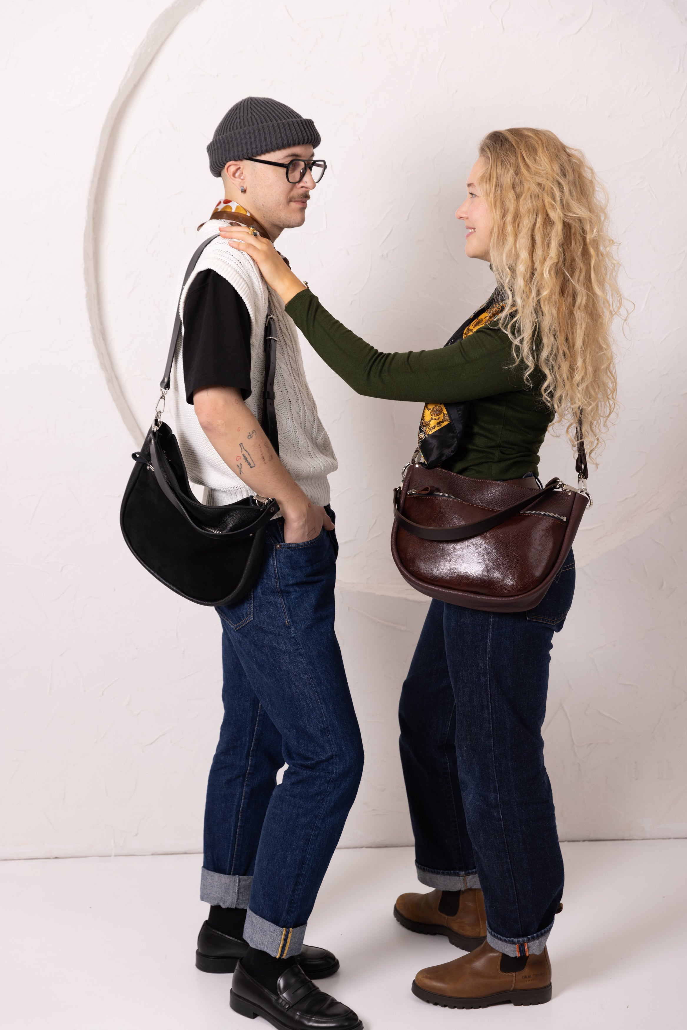Sac à main STELLA TOKS VISOKS en cuir et daim marron cognac, vue trois quarts avec détail poche