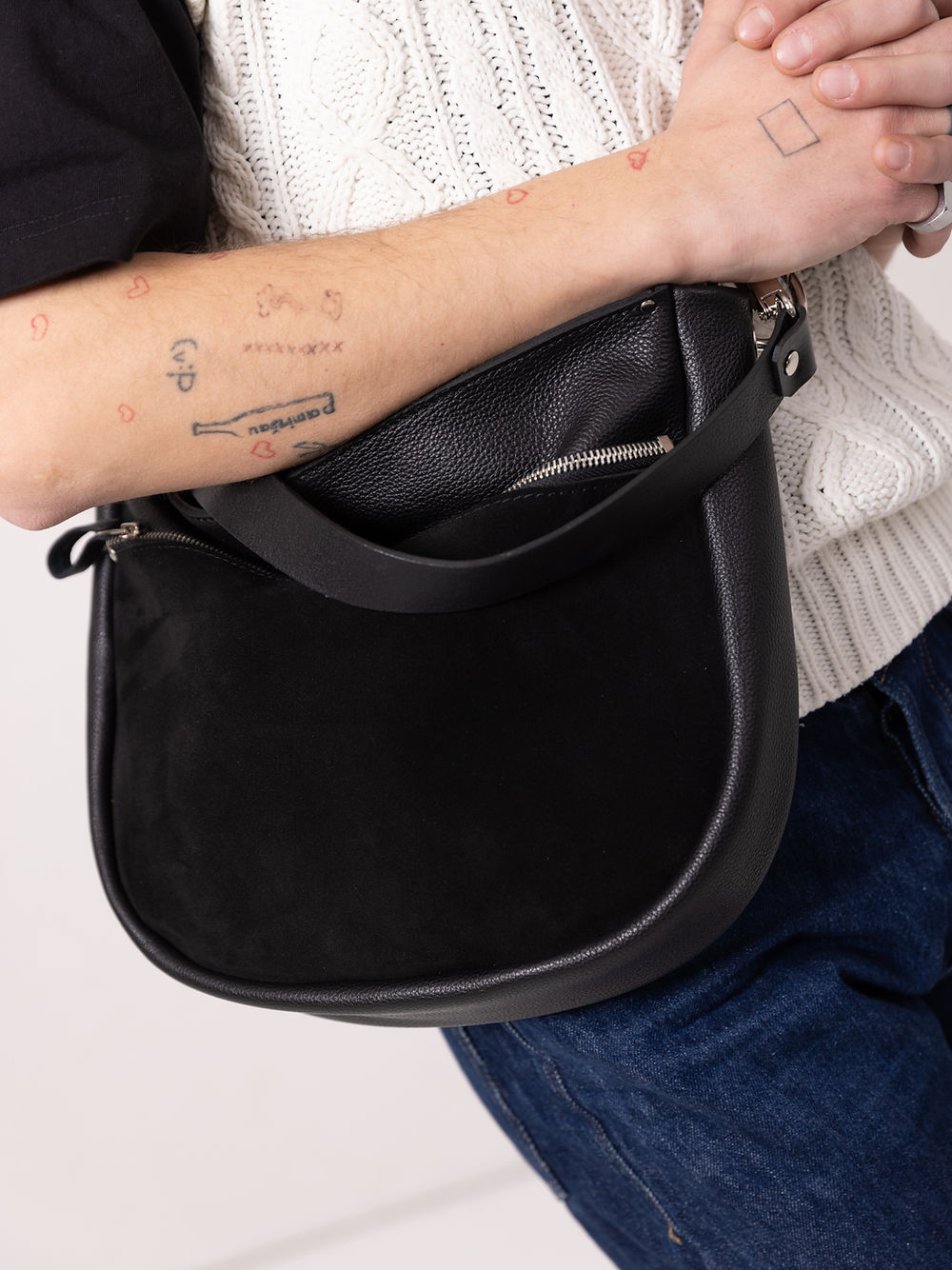 Sac à main STELLA TOKS VISOKS en cuir noir et daim, détail du daim épais
