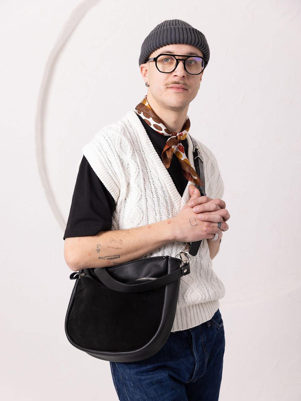 Sac à main STELLA TOKS VISOKS en cuir noir et daim, design chic minimaliste