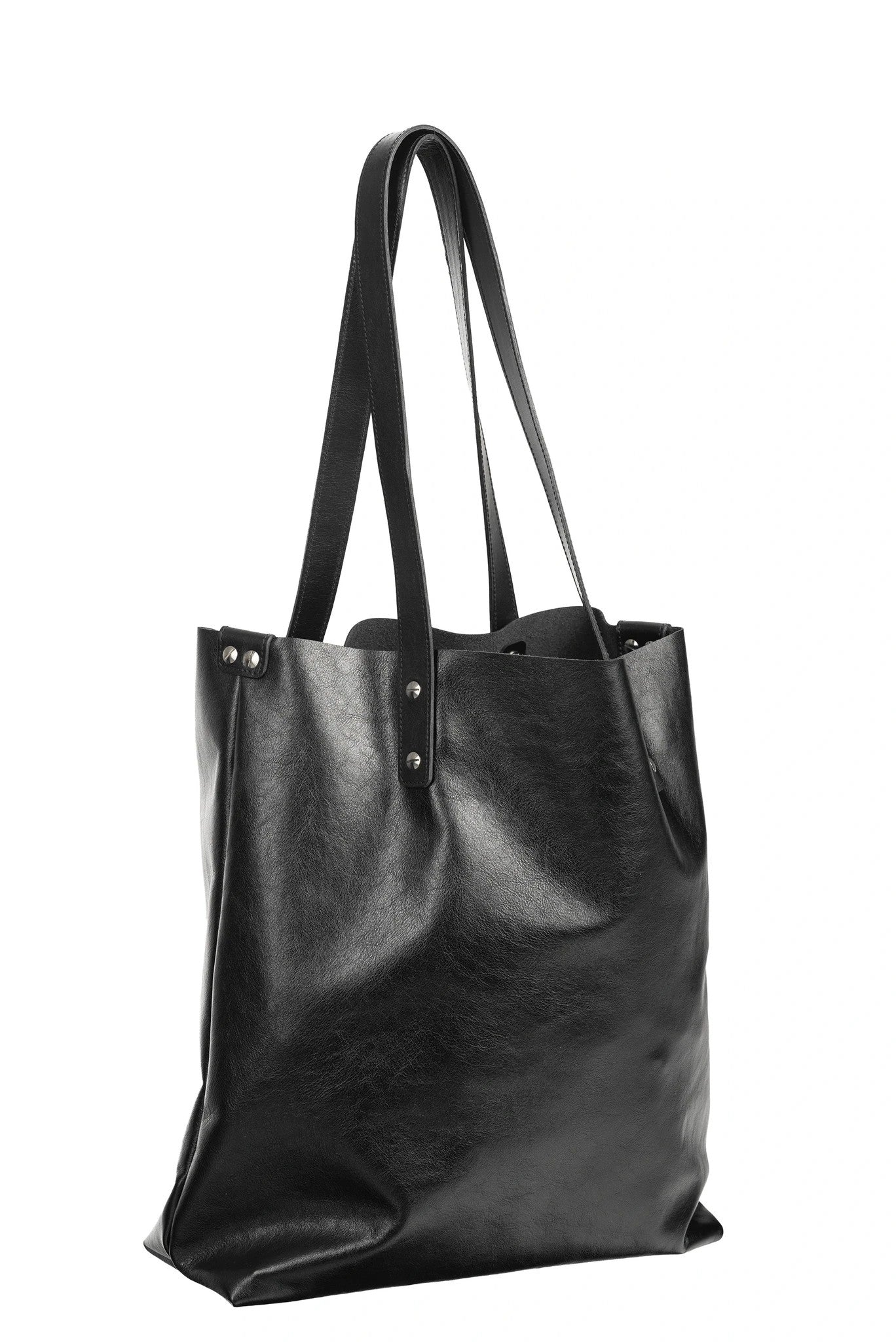 Sac cabas en cuir noir Stella Soomlais, vue de trois quarts avec longues anses cousues