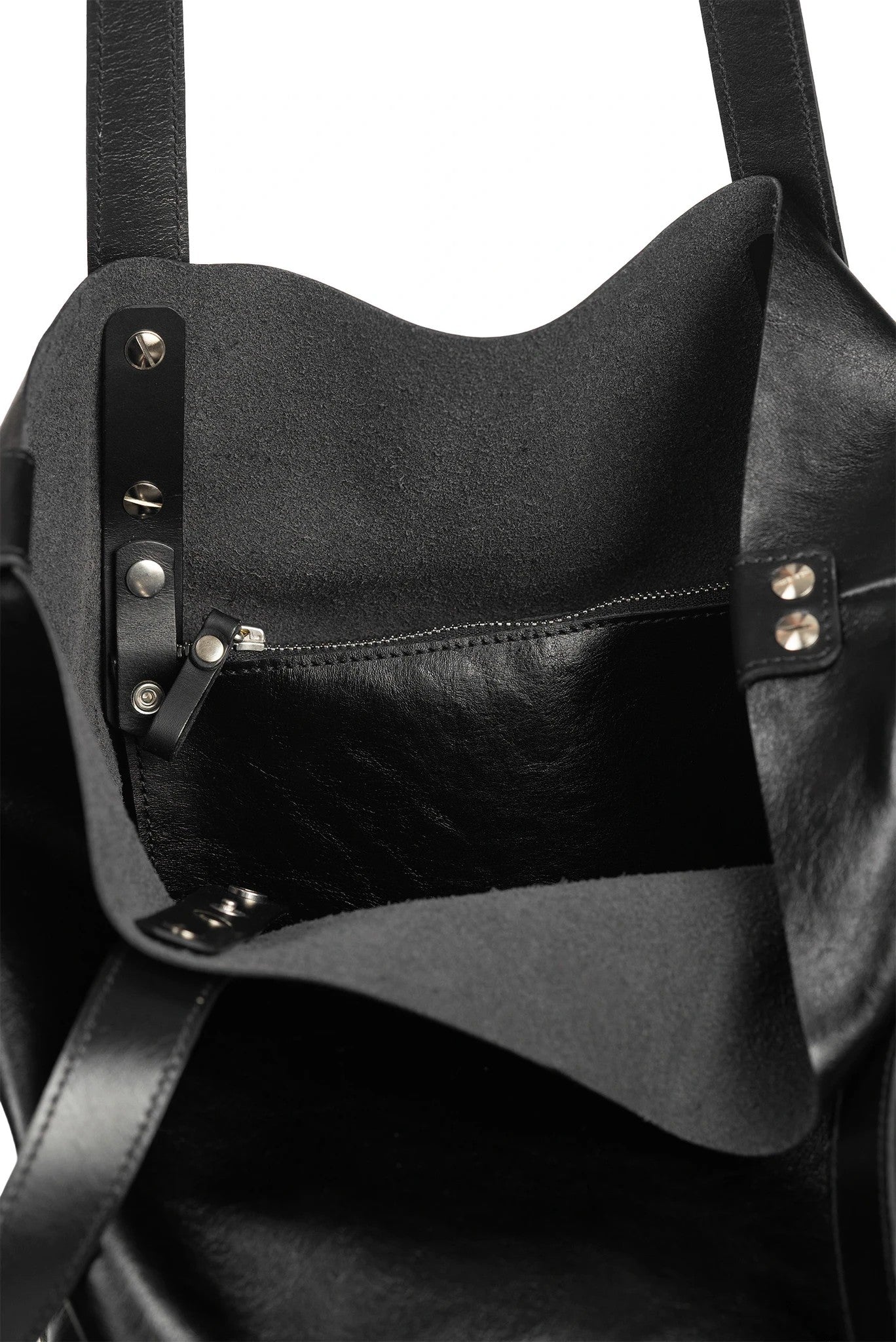 Sac cabas en cuir noir Stella Soomlais, détail des vis métalliques et de la pochette zippée intérieure