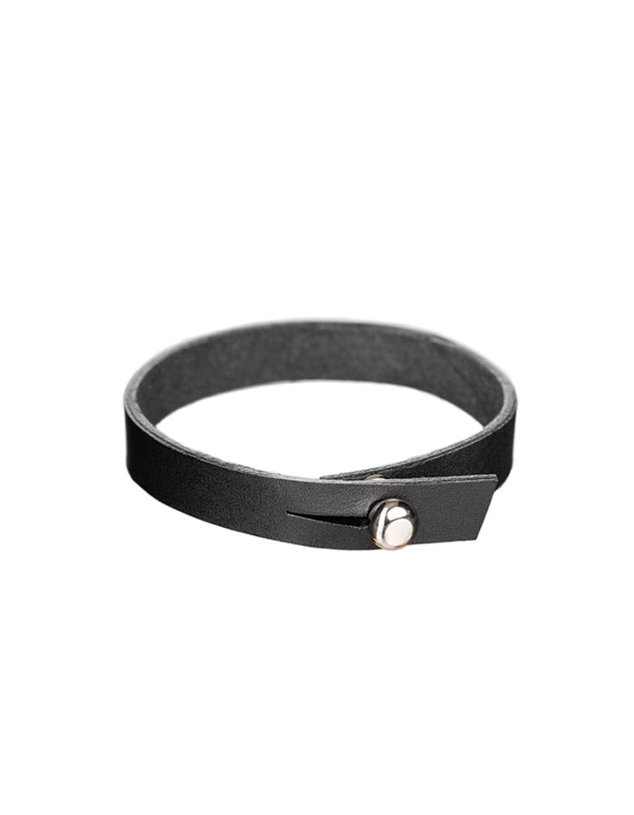 Bracelet en cuir noir Dear Hugger Stella Soomlais, simple tour fermé par un bouton pression