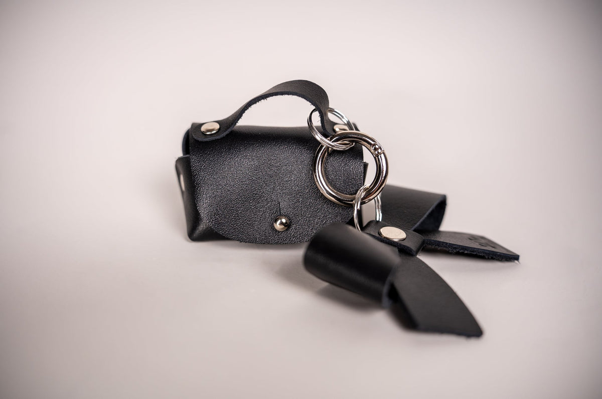 Ensemble de mini breloques pour sac en cuir noir, vue 6