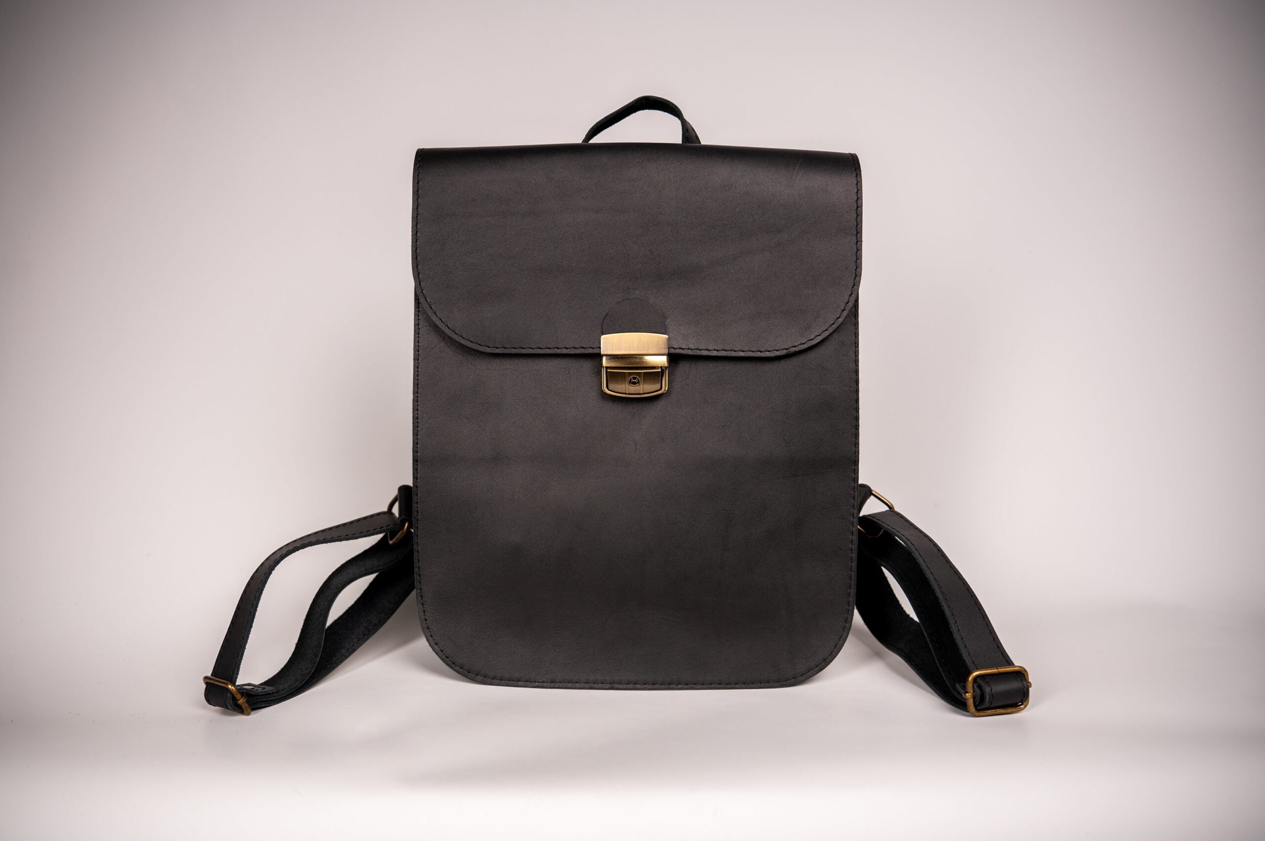 Sac à dos selle en cuir naturel noir, vue éditoriale