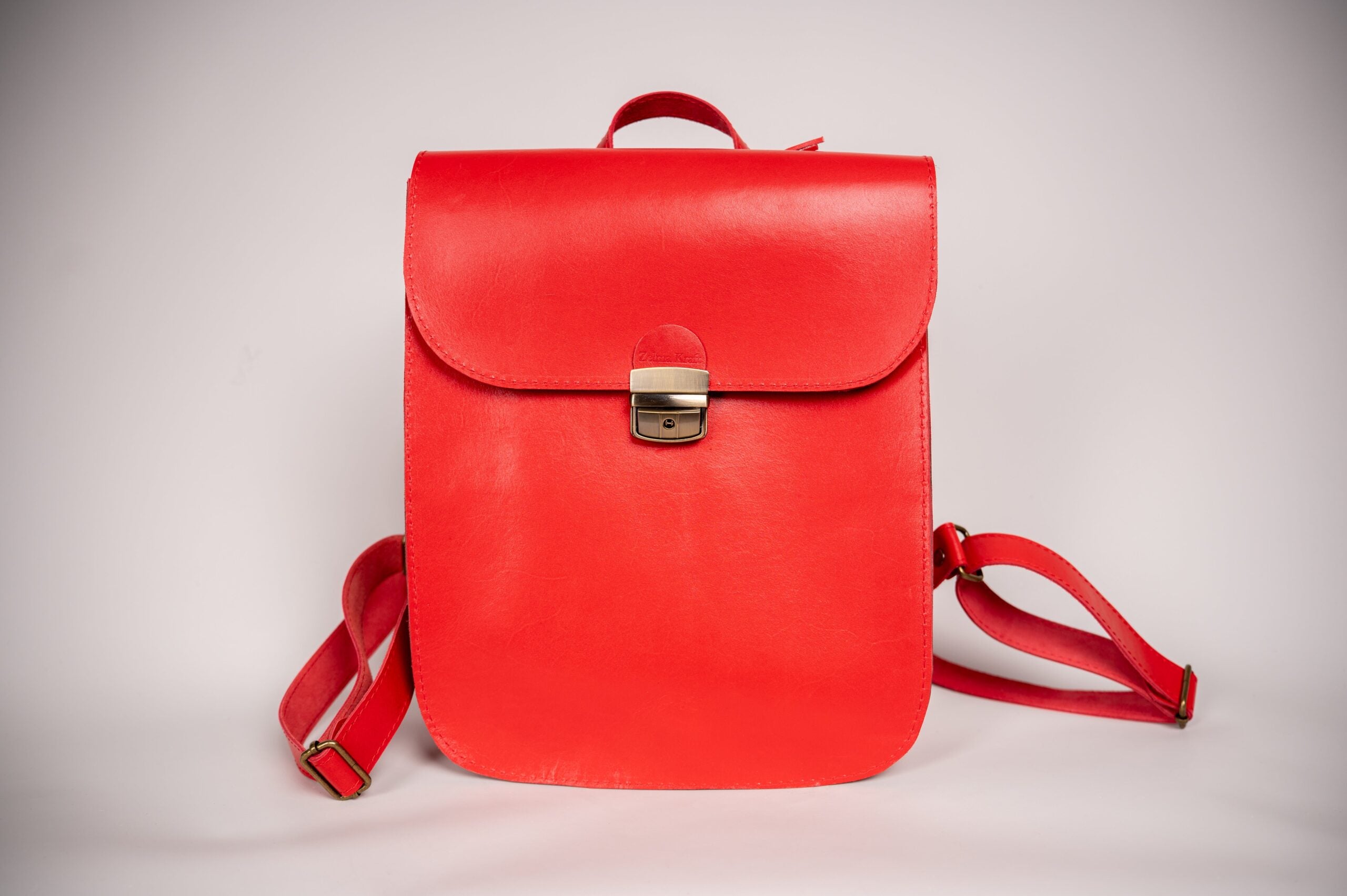 Sac à dos selle en cuir naturel rouge, vue éditoriale