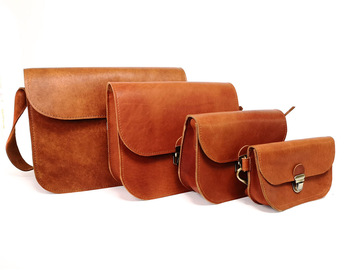 Sac selle grand format en cuir naturel marron clair, vue éditoriale