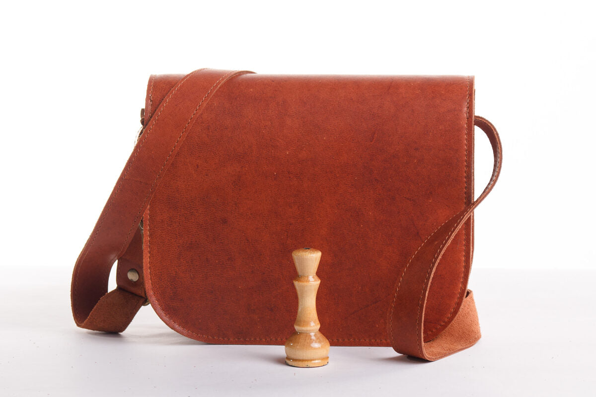 Sac selle grand format en cuir naturel marron clair, vue verticale