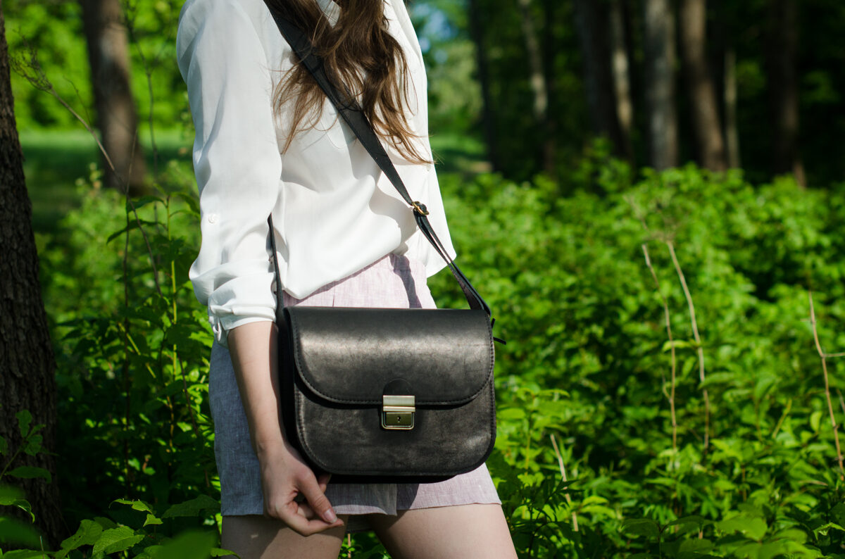 Sac selle grand format en cuir naturel noir, vue produit