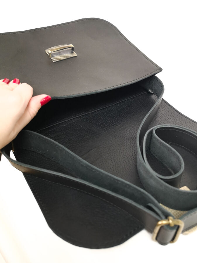 Sac selle grand format en cuir naturel noir, vue éditoriale