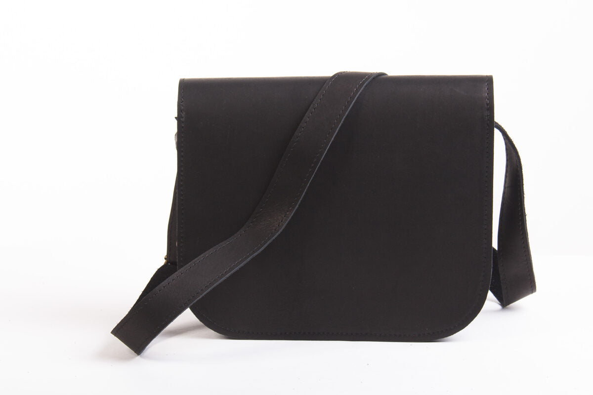 Sac selle grand format en cuir naturel noir, vue verticale