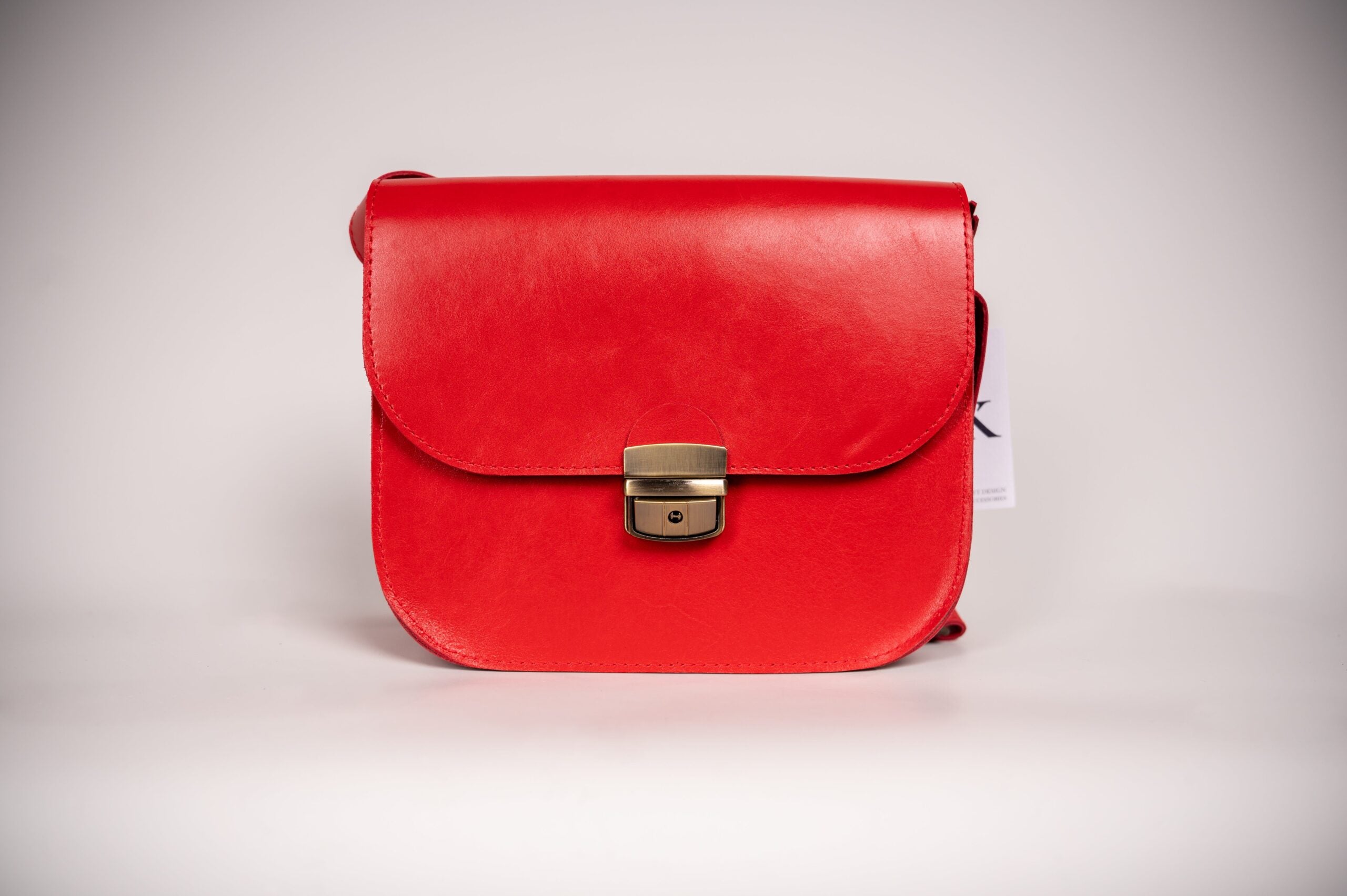 Sac selle grand format en cuir naturel rouge, vue éditoriale