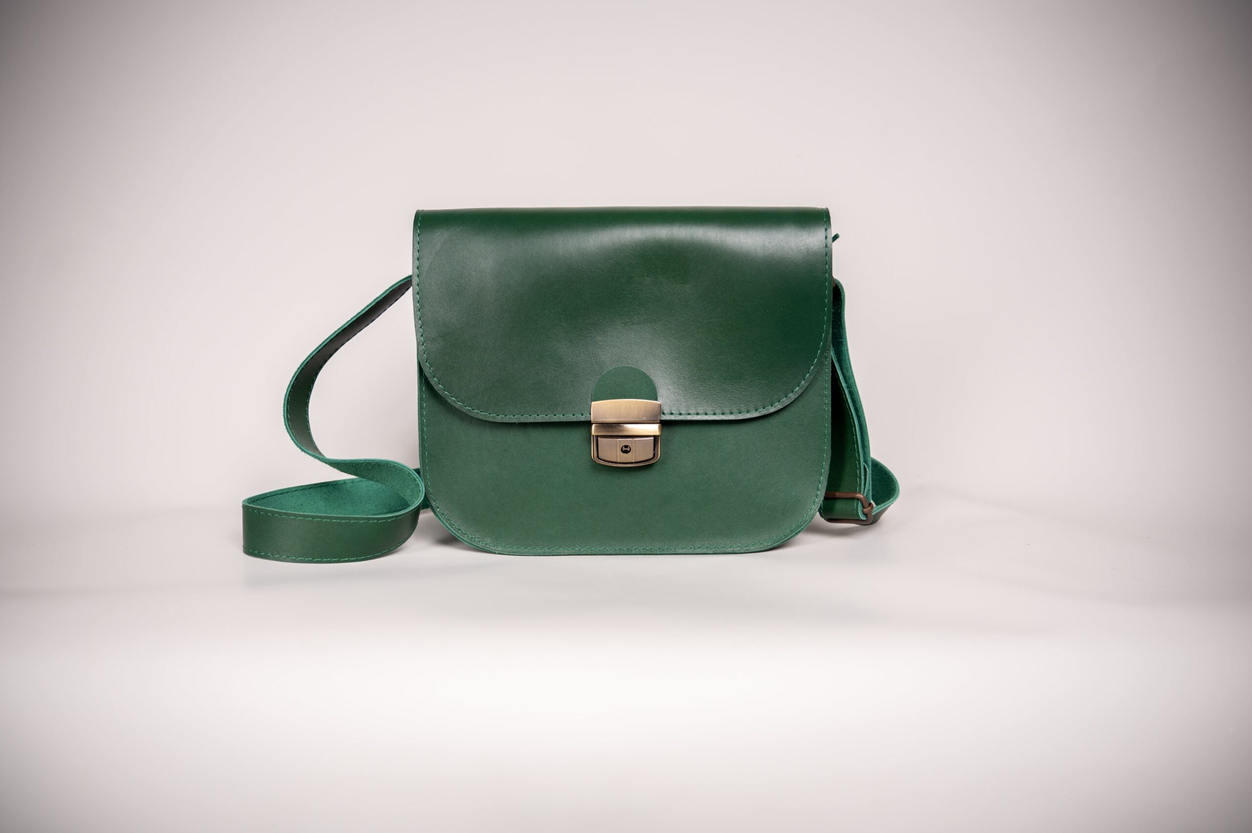 Sac selle grand format en cuir naturel vert, vue finale