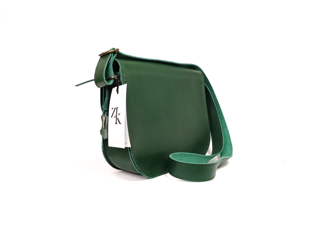 Sac selle grand format en cuir naturel vert, vue éditoriale