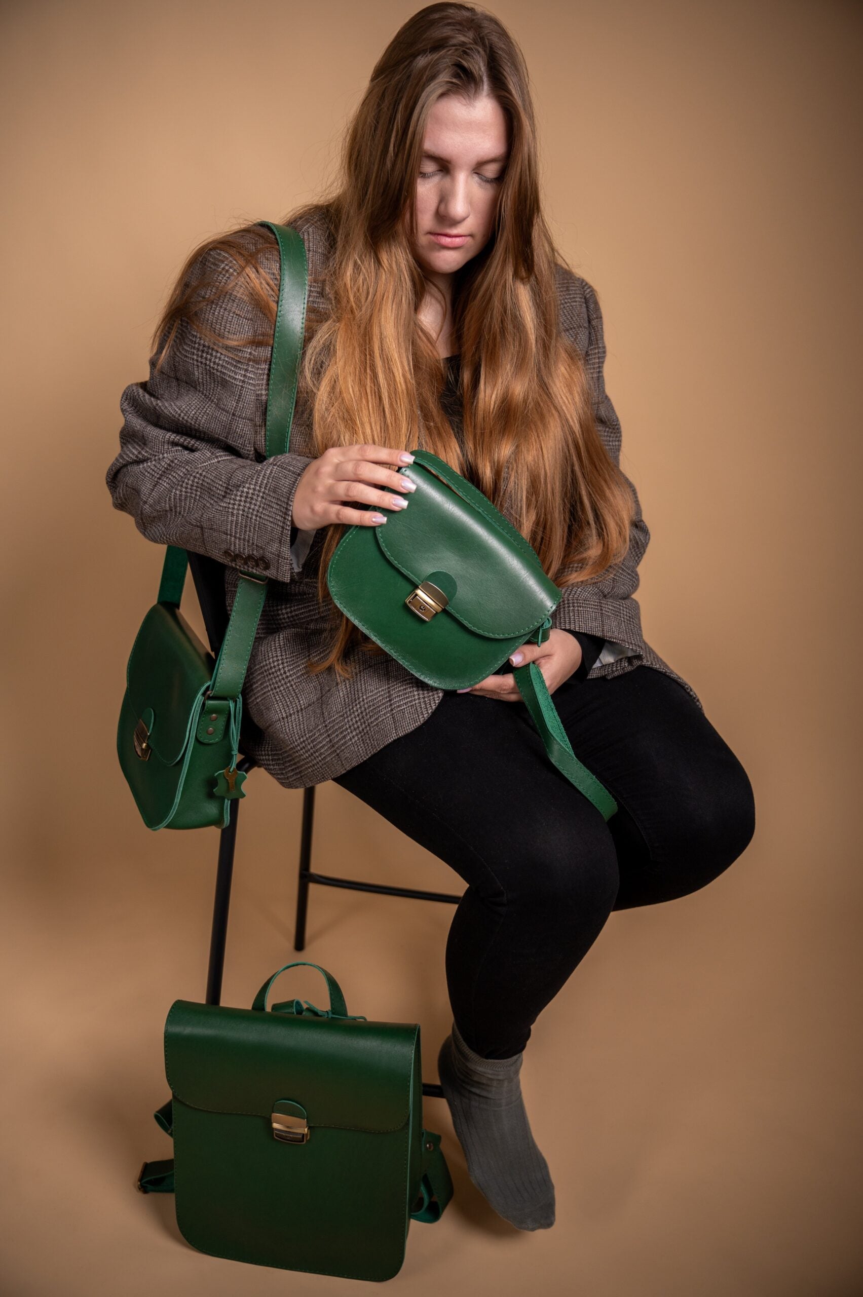 Sac selle grand format en cuir naturel vert, vue éditoriale alternative