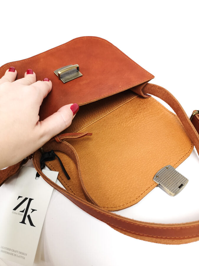 Sac selle taille moyenne en cuir naturel marron clair, vue éditoriale