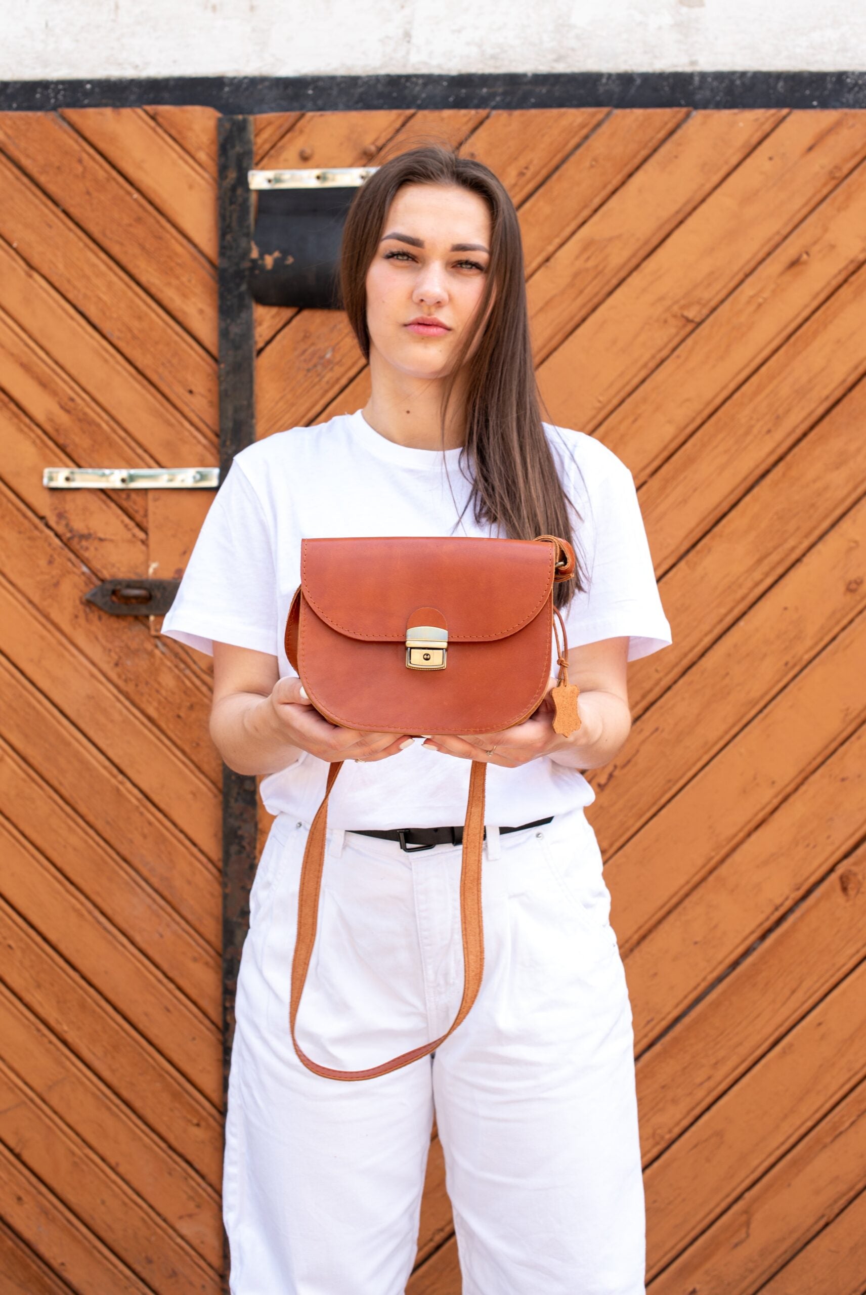 Sac selle taille moyenne en cuir naturel marron clair, vue produit alternative