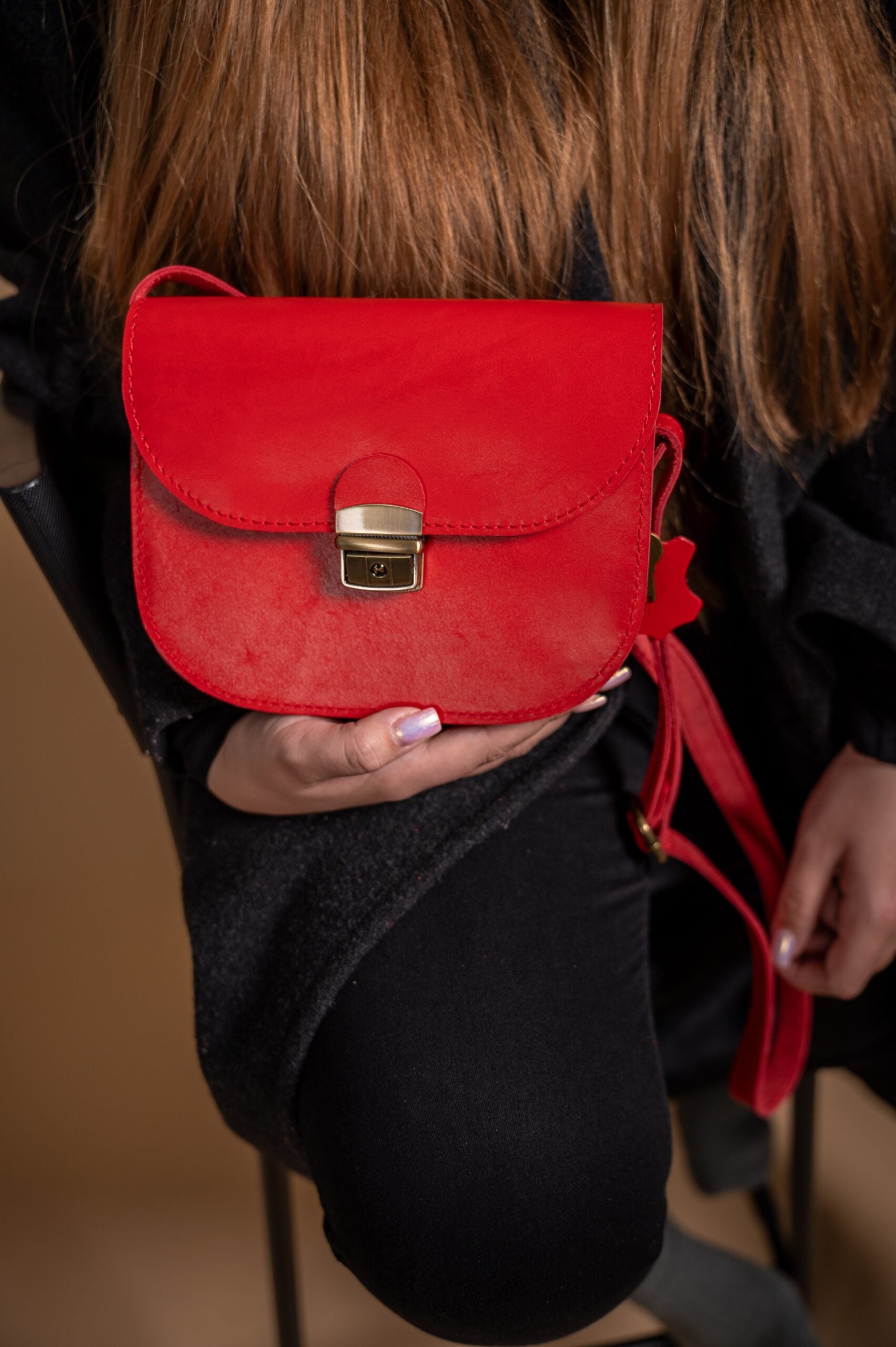 Sac selle taille moyenne en cuir naturel rouge, vue finale