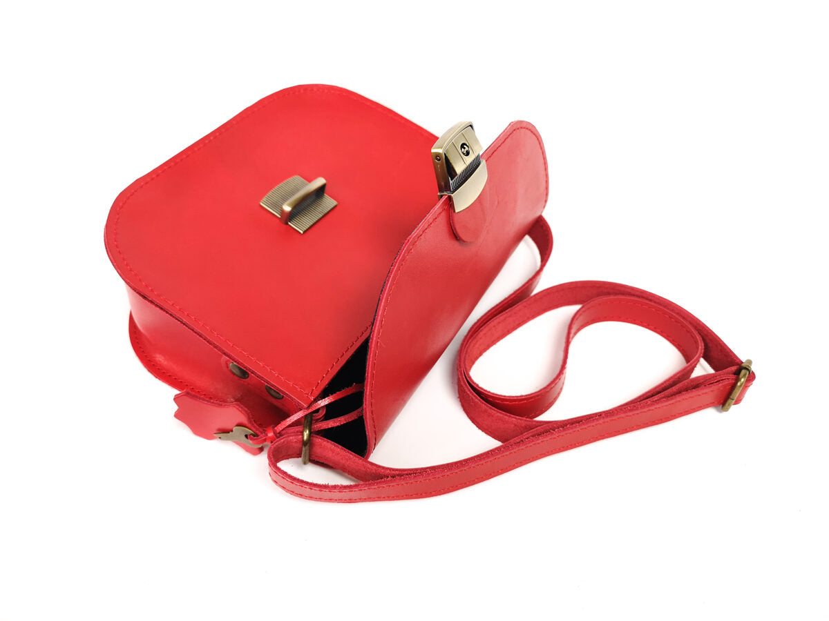 Sac selle taille moyenne en cuir naturel rouge, vue détaillée