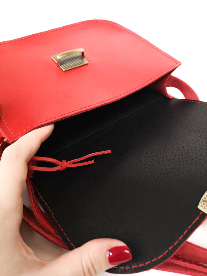Sac selle taille moyenne en cuir naturel rouge, vue éditoriale