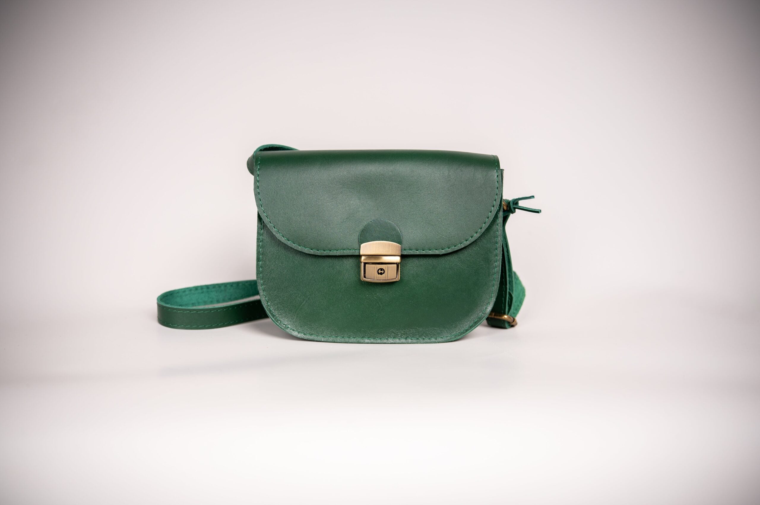 Sac selle taille moyenne en cuir naturel vert, vue finale
