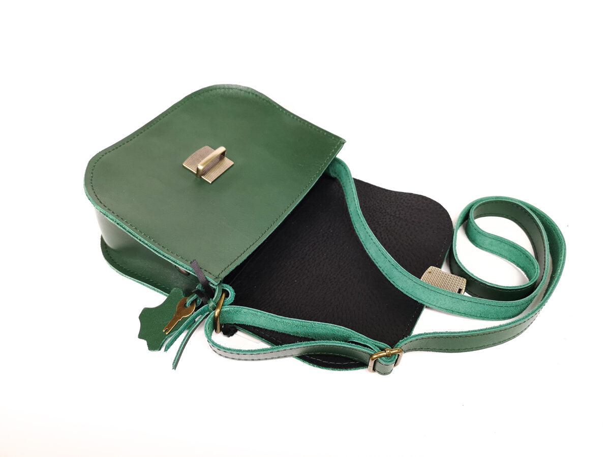 Sac selle taille moyenne en cuir naturel vert, vue détaillée