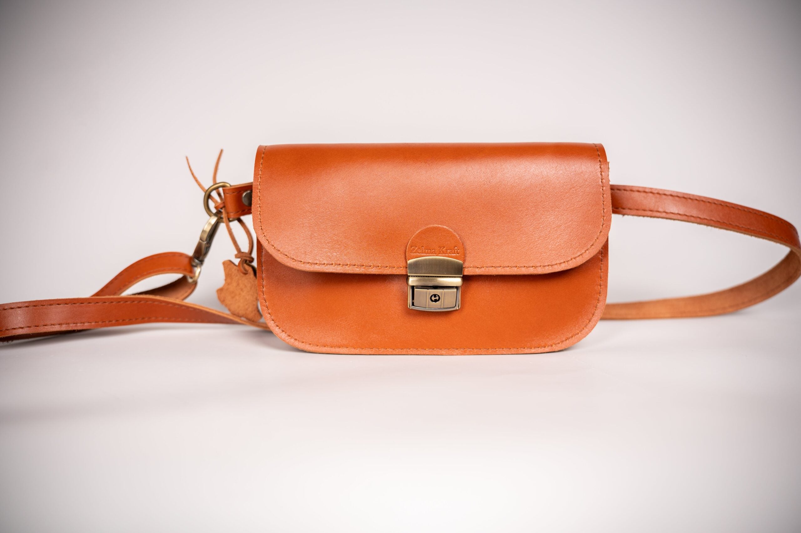 Sac selle mini en cuir naturel marron clair, vue détaillée