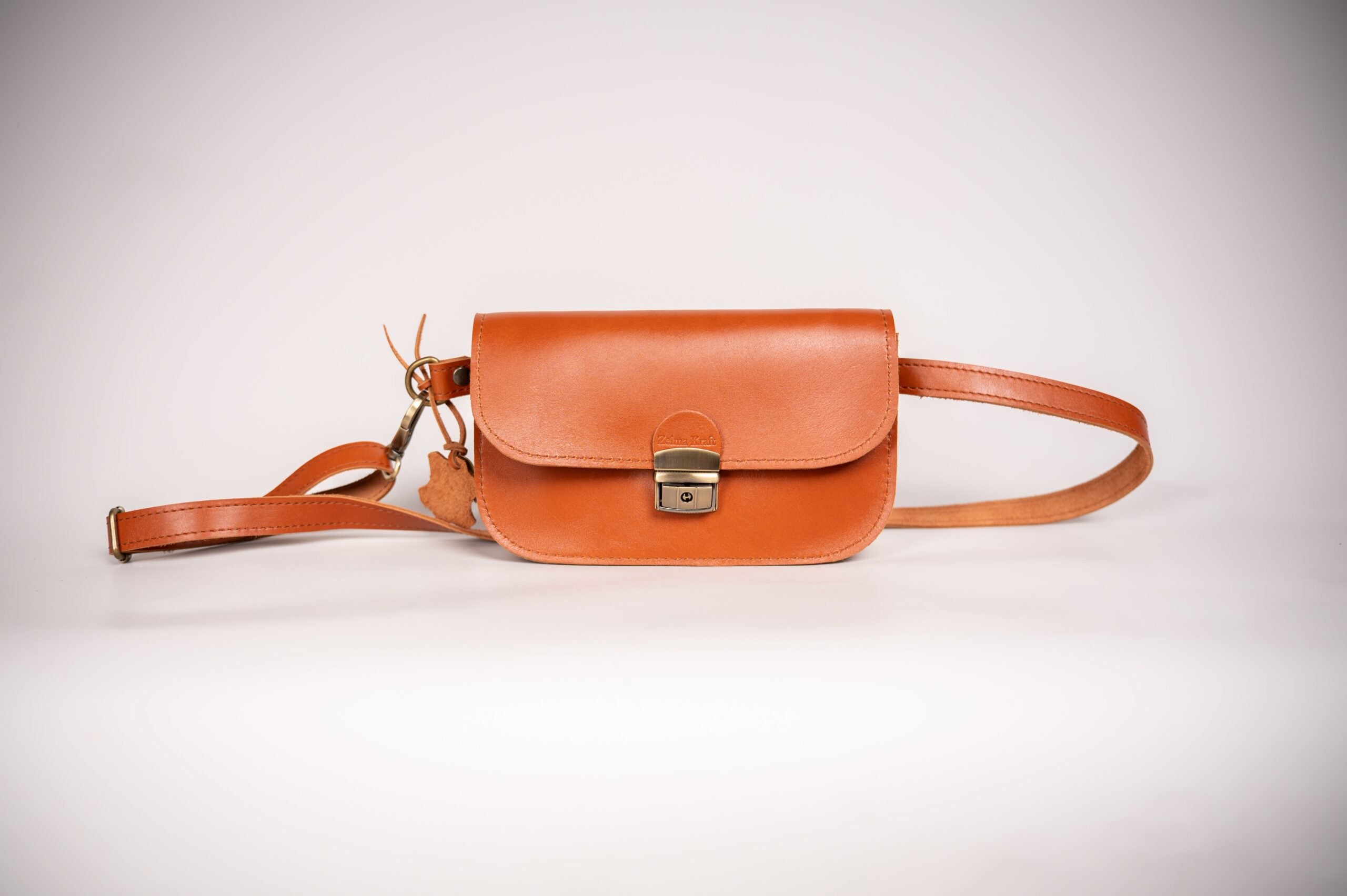 Sac selle mini en cuir naturel marron clair, vue éditoriale