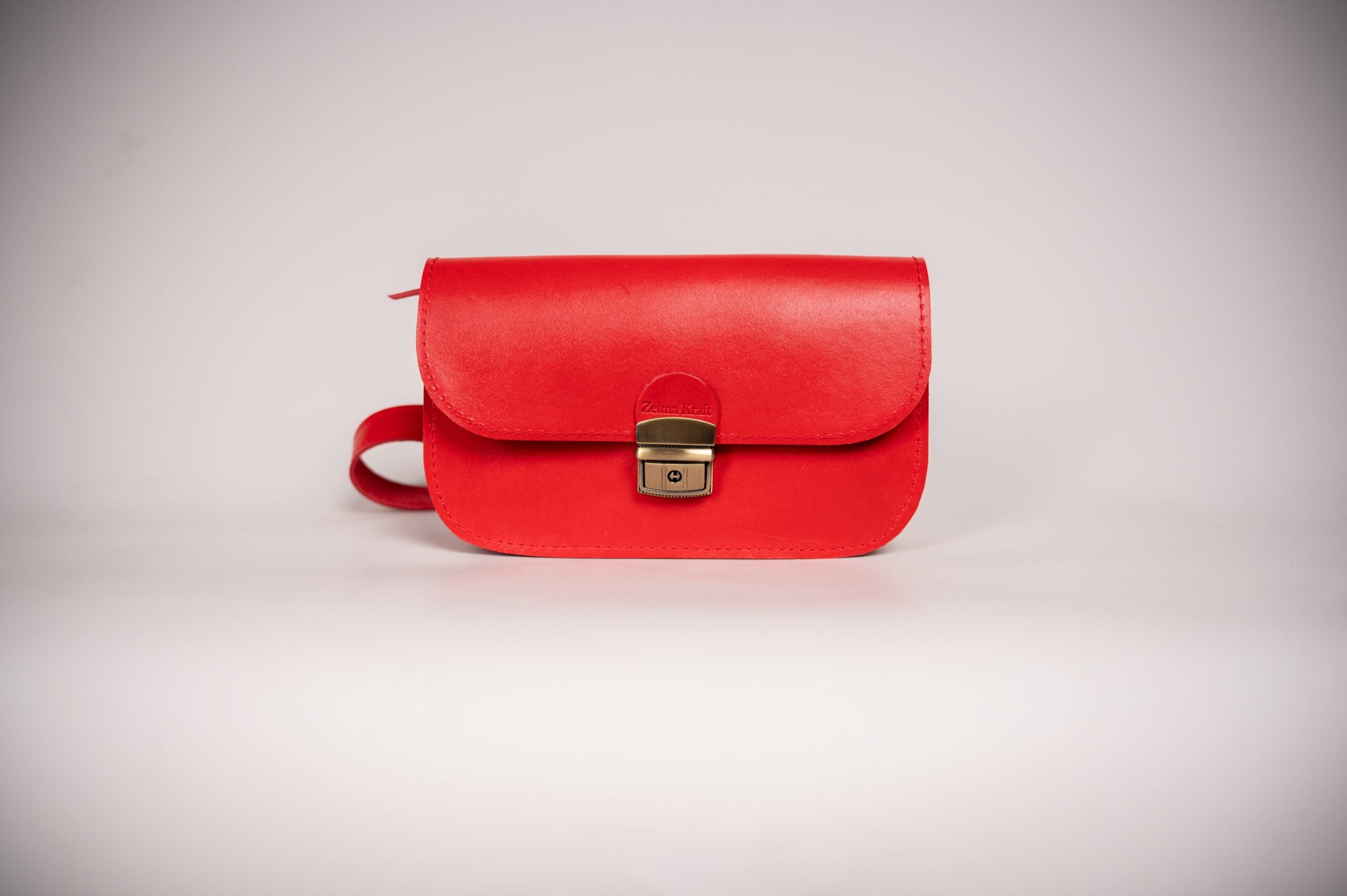 Sac selle mini en cuir naturel rouge, vue éditoriale