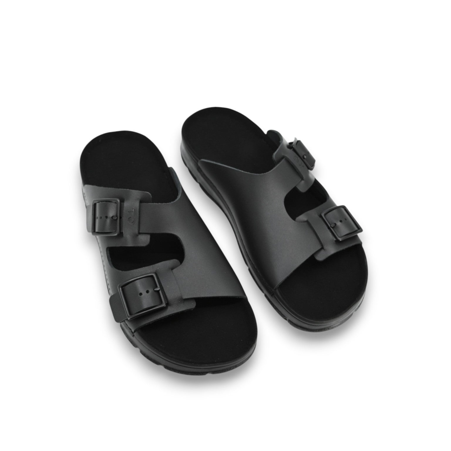 Paire de sandales TOKU Zurich en cuir noir à deux brides à boucles, bout ouvert et semelle épaisse, vue de trois quarts sur fond blanc