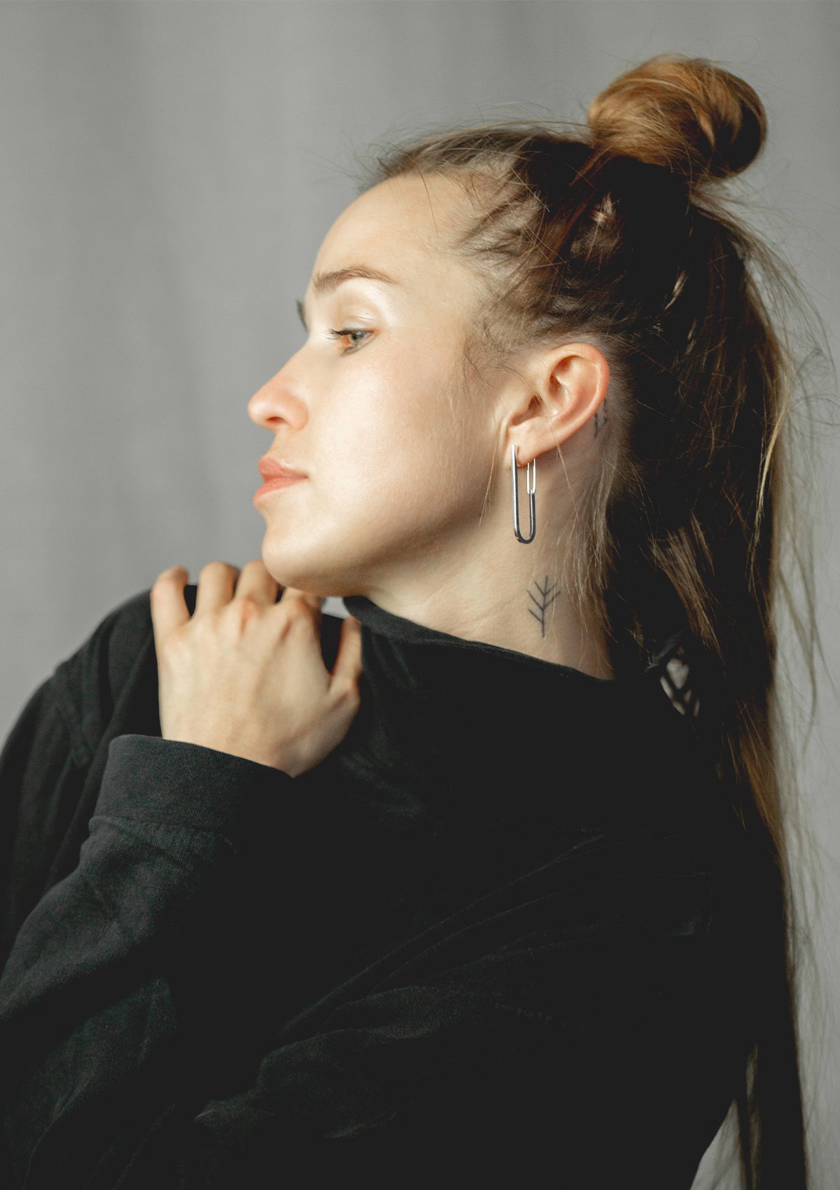Boucles d'oreilles TECTONICS en argent sterling de la créatrice estonienne Maarja Palu, plans sculpturaux assemblés, signature fait main de l'île de Kihnu