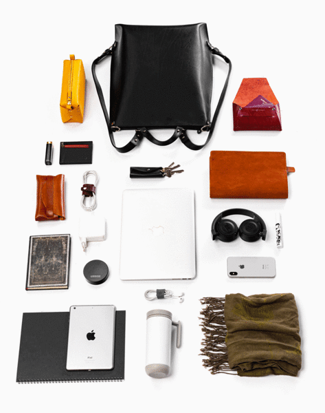 Animation montrant la contenance du sac Wild Librarian Stella Soomlais avec ordinateur, tablette, carnets et écharpe