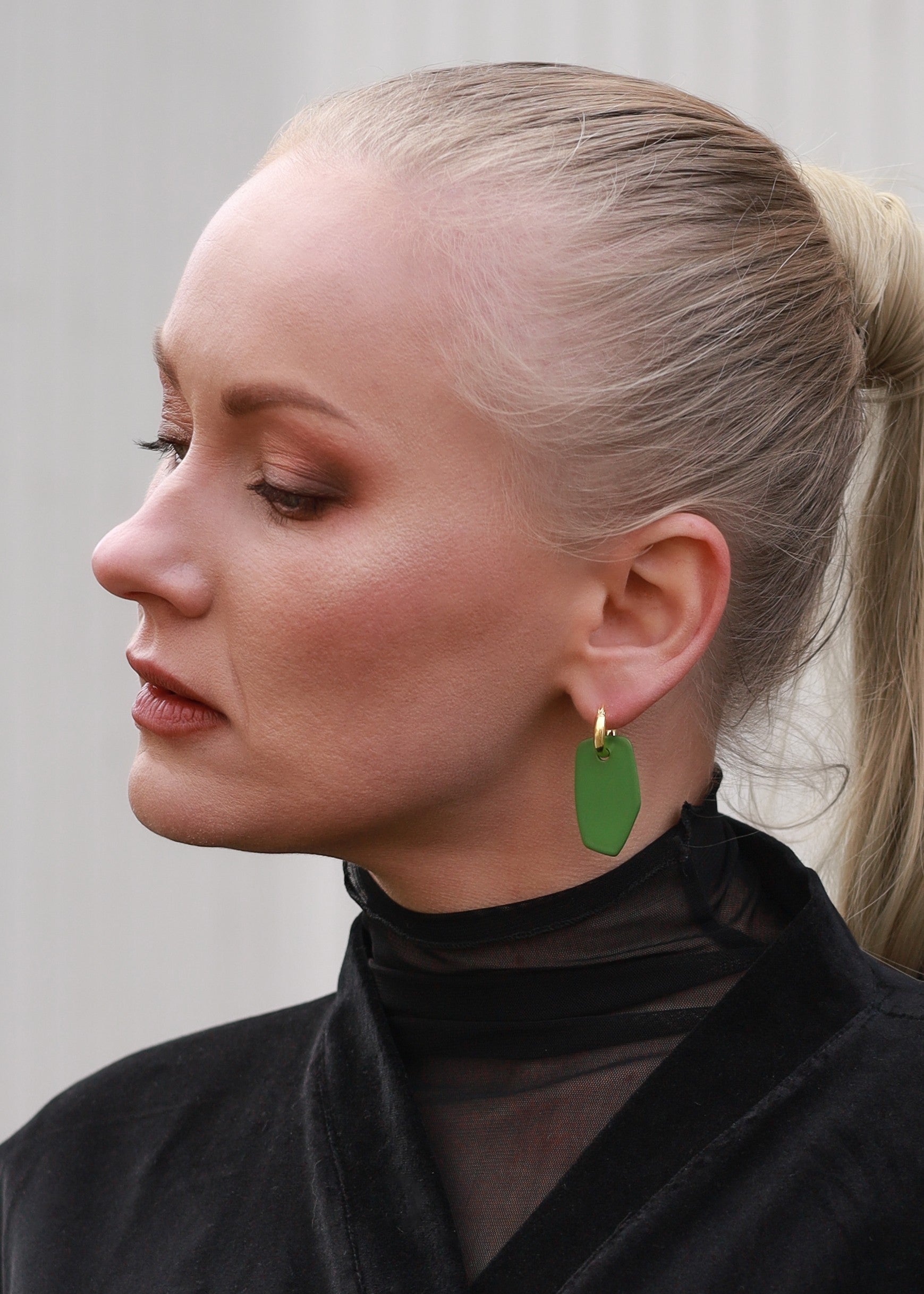 Lisa Kroeber, des boucles d’oreilles graphiques et légères pour porter la couleur