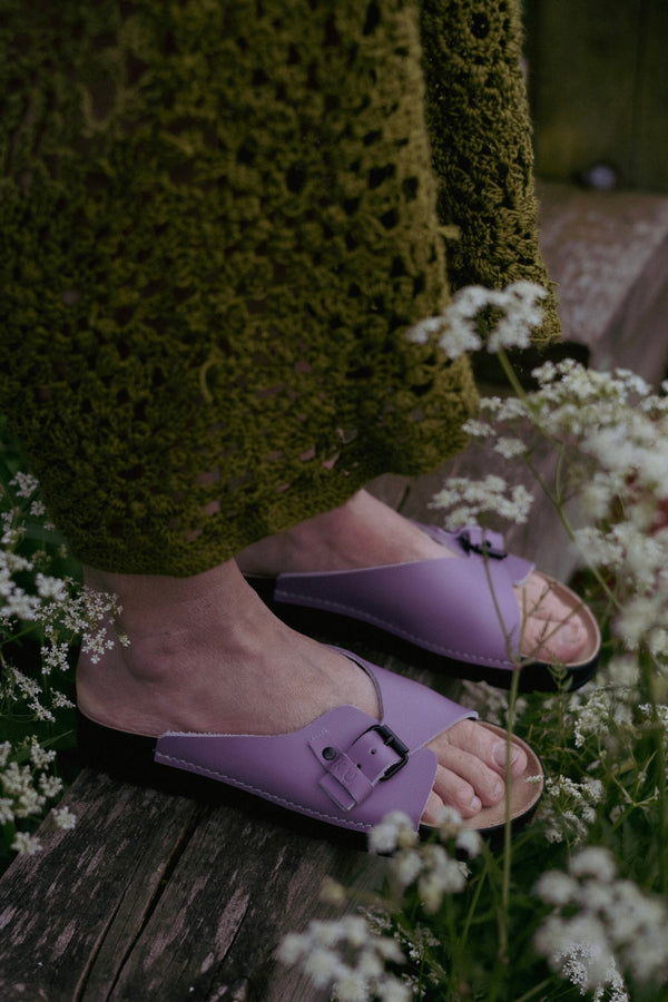 Modèle portant des sandales TOKU Rome en cuir orchid, mauve sourd, lookbook estival OmaKing