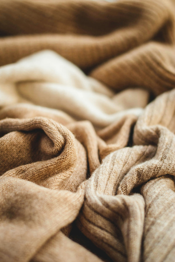 Couverture en mailles épaisses pliée, gros plan textile chaleureux