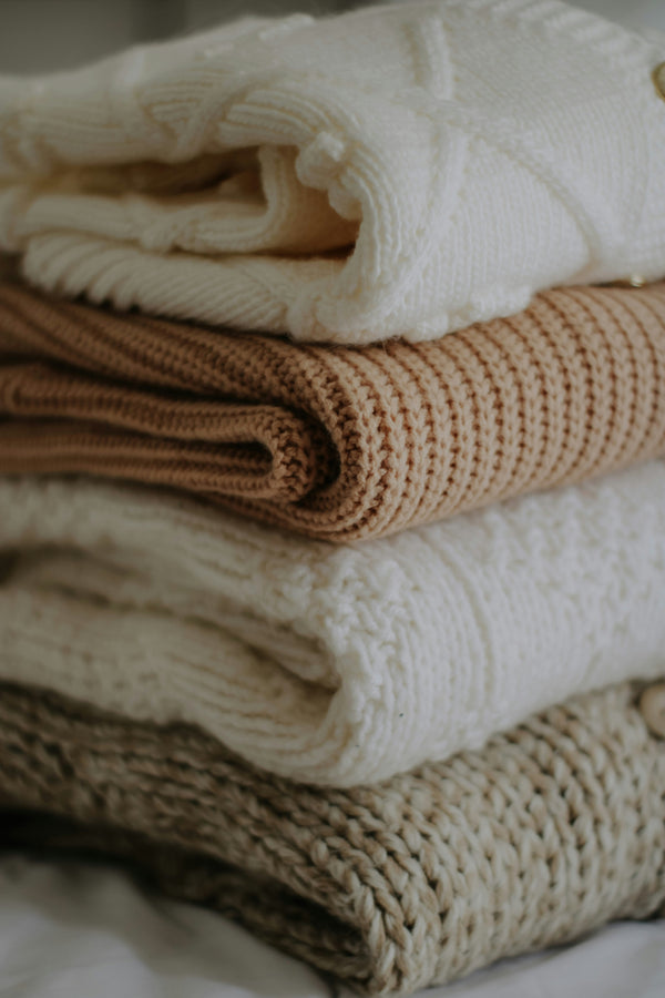 Gros plan d'une pile de serviettes en coton neutre
